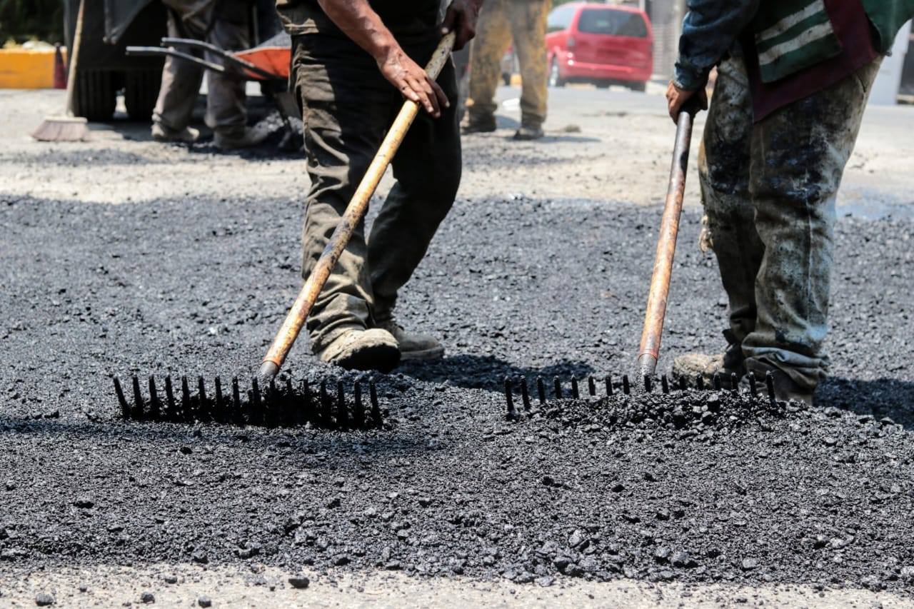 1687376840 7 Continuamos rehabilitando nuestras vialidades con trabajos de Bacheo en Av