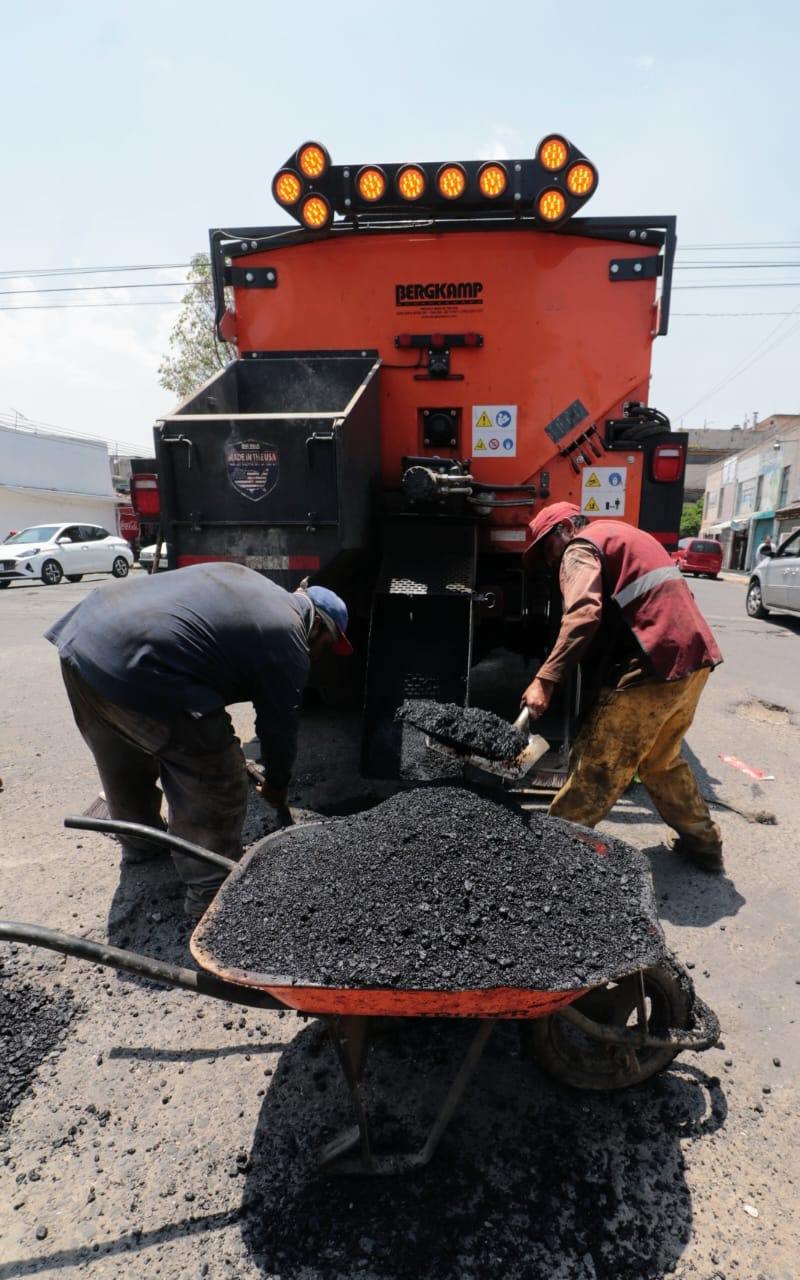 1687376848 115 Continuamos rehabilitando nuestras vialidades con trabajos de Bacheo en Av