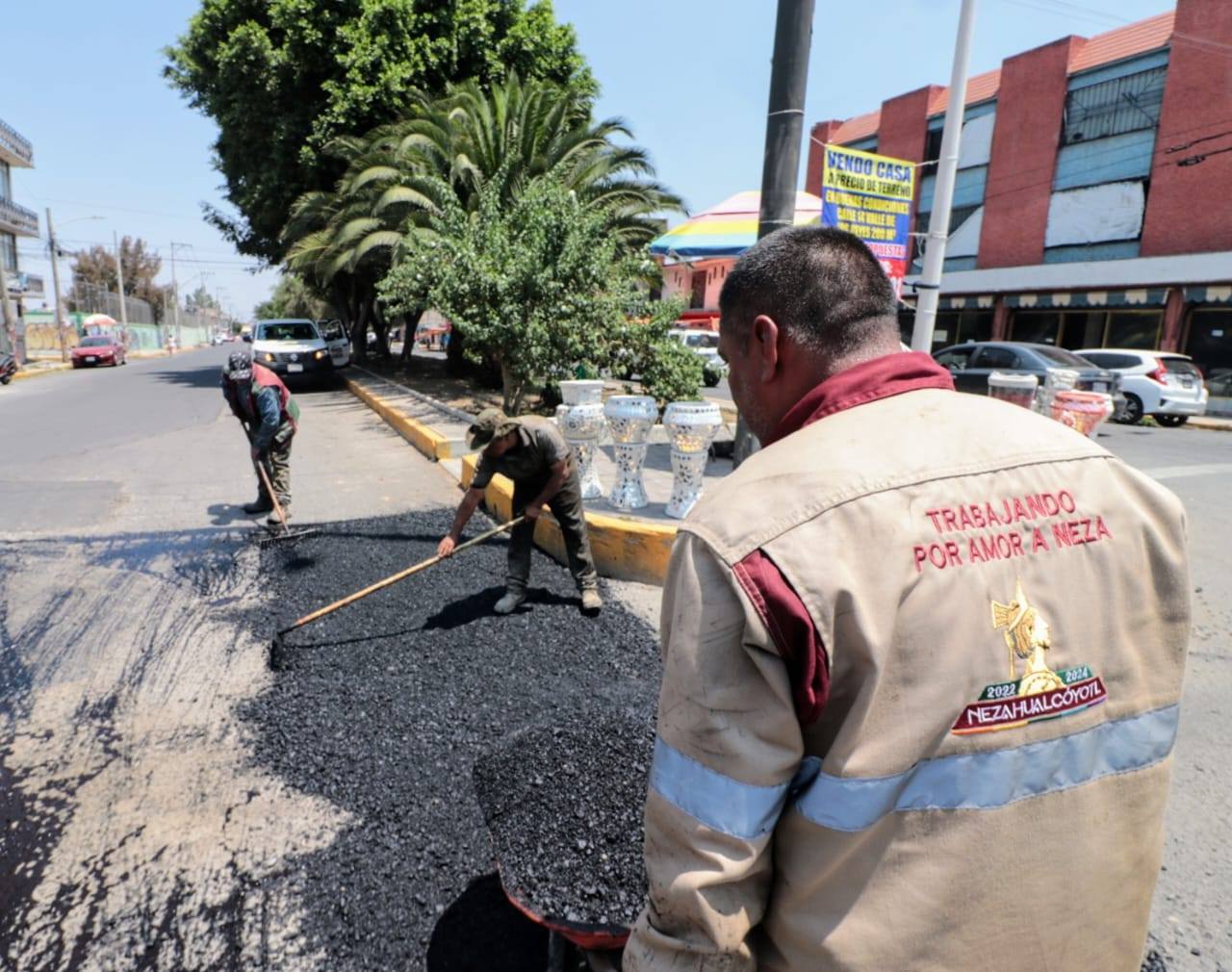 1687376855 536 Continuamos rehabilitando nuestras vialidades con trabajos de Bacheo en Av