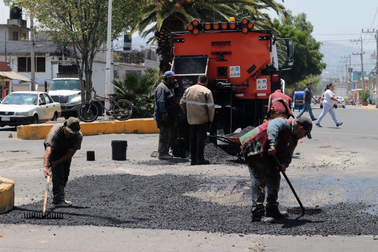 1687376898 Continuamos rehabilitando nuestras vialidades con trabajos de Bacheo en Av