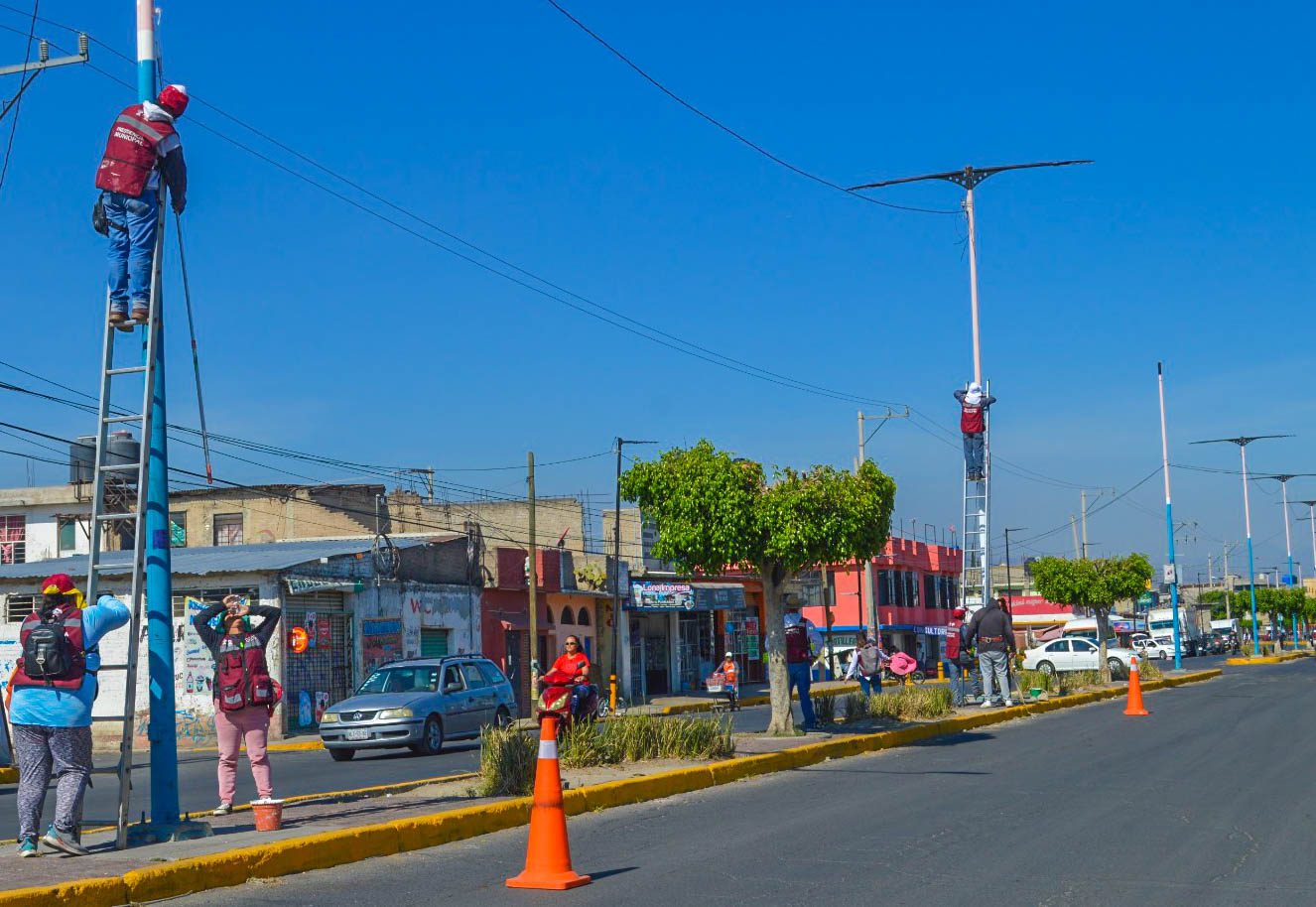 1687380197 734 MejoramientoUrbano I Postes de luminarias sobre Lopez Mateos reciben mantenimie