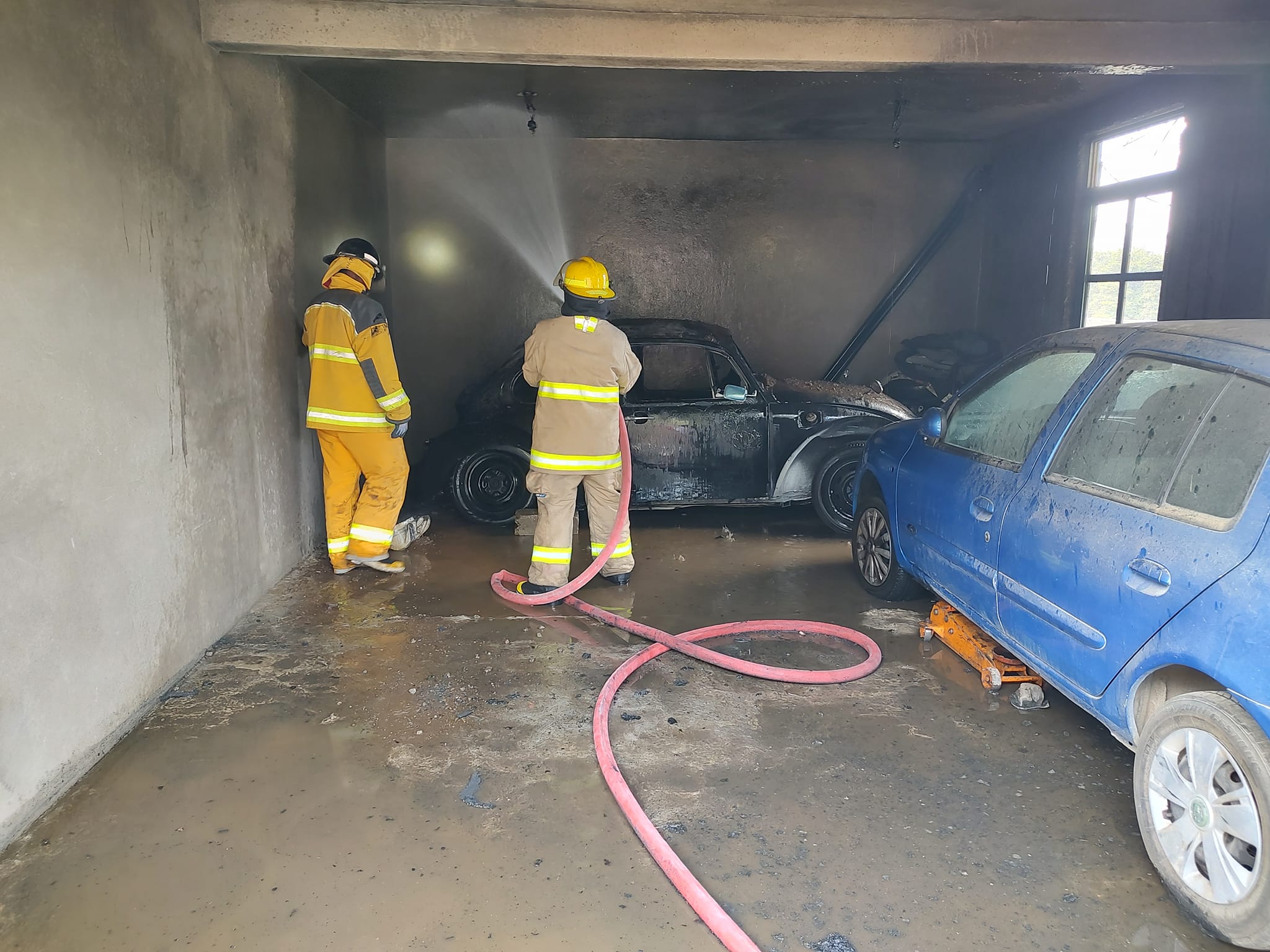 1687391613 256 SE ATIENDE REPORTE DE INCENDIO DE UN AUTOMOVIL EN EL