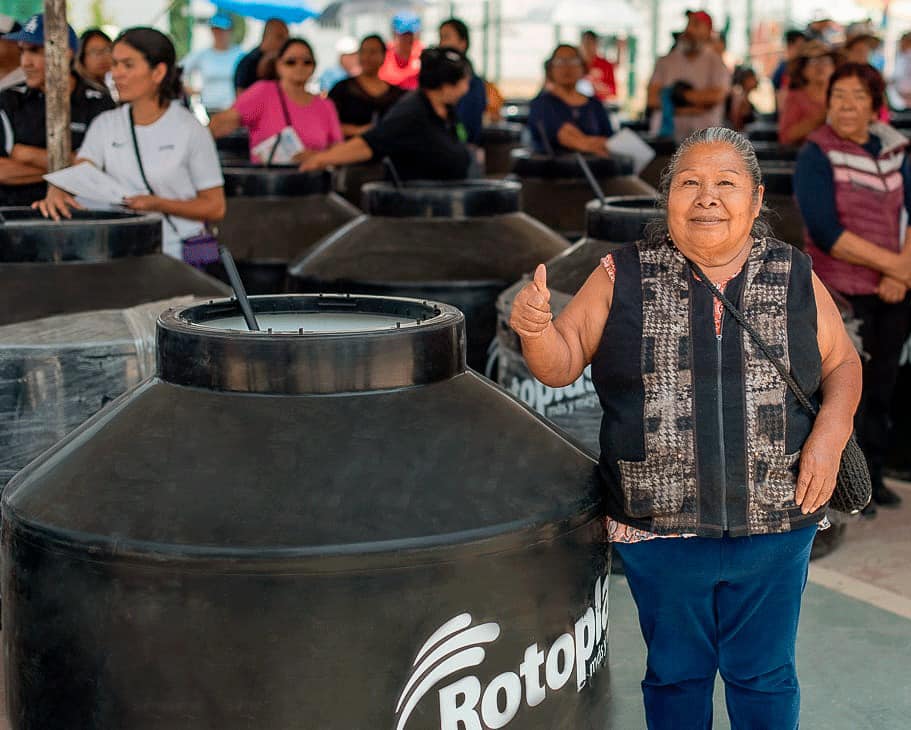 1687521699 Entregamos tinacos en la colonia UAM para continuar apoyando a