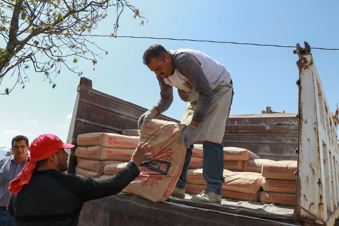 1687548593 45 El presidente municipal Abuzeid Lozano entrego material para continuar labores