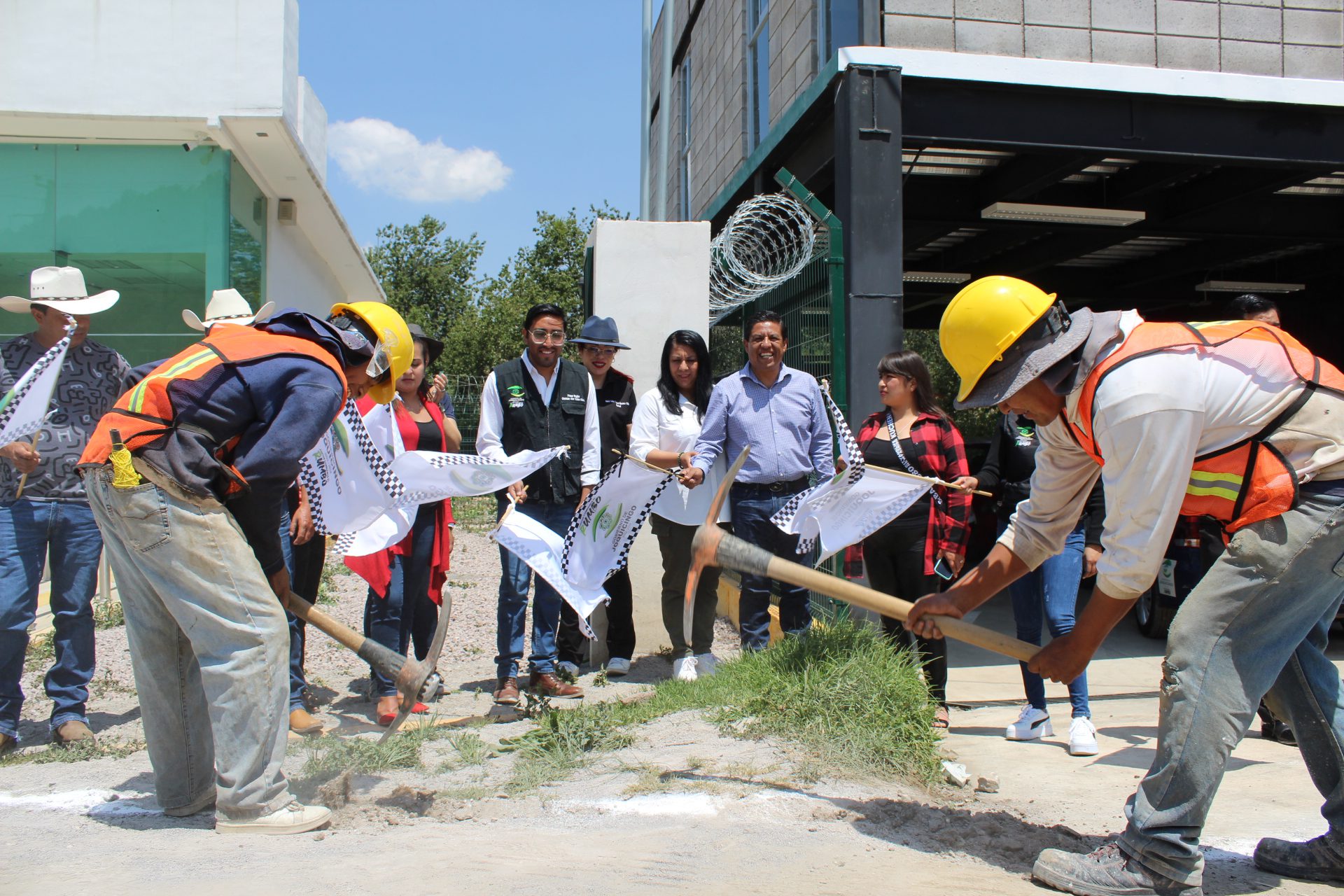 1687551687 754 ARRANQUE DE OBRA EN LA CABECERA MUNICIPAL Nuestros elementos de