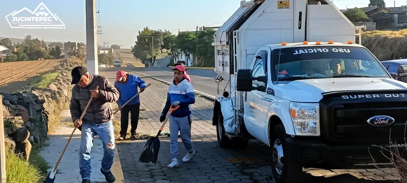 1687616555 Limpieza El Gobierno Municipal realiza limpieza sobre la carretera