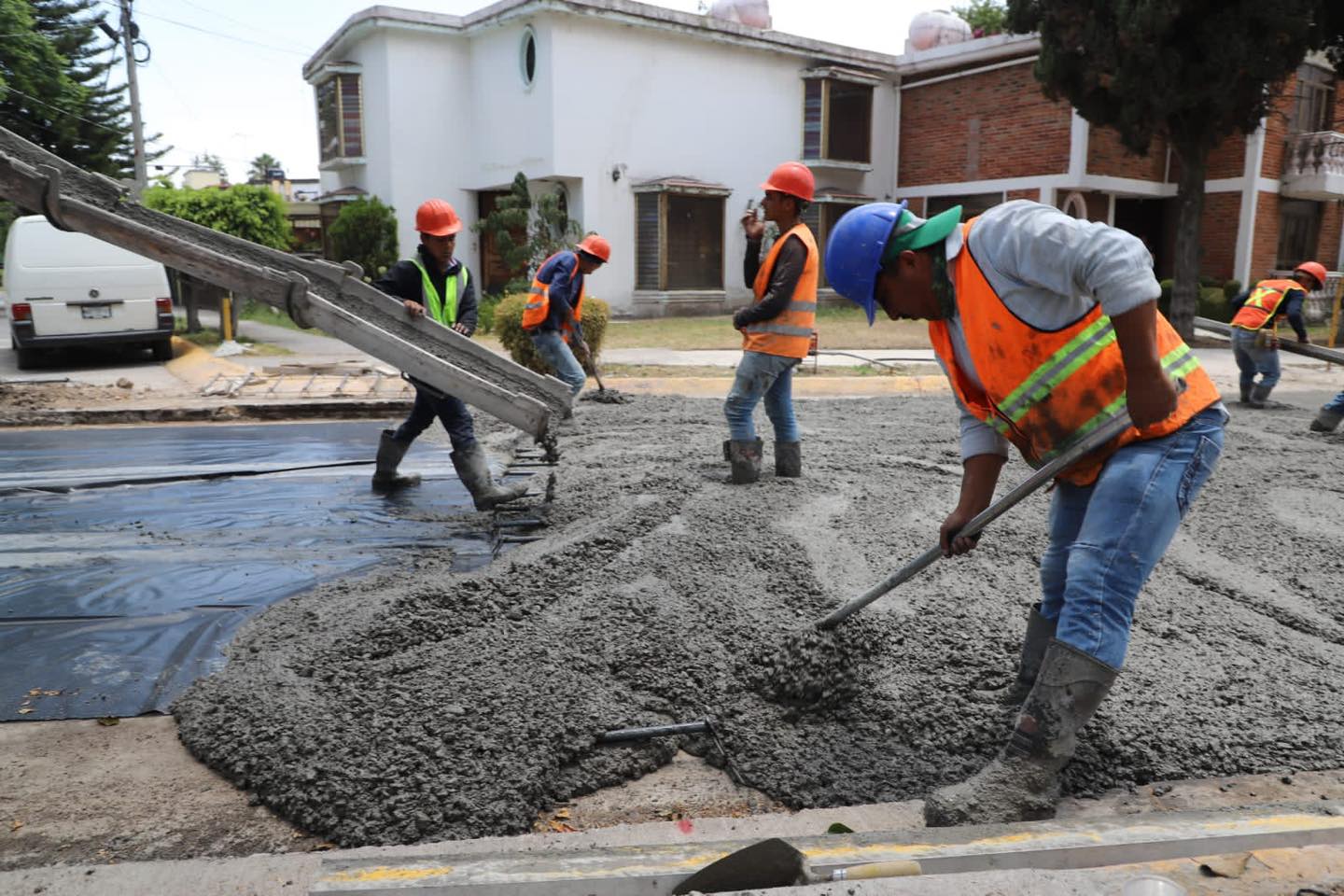 1687633419 968 Estamos trabajando en la repavimentacion con concreto hidraulico en Boulevard