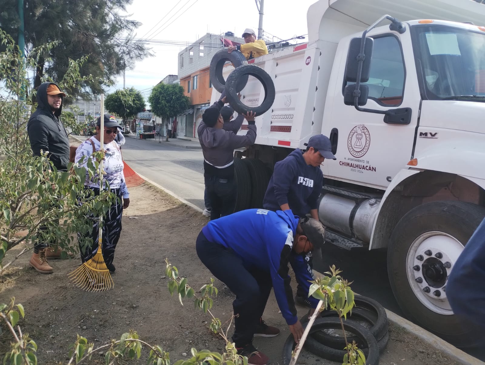 1687650380 552 SERVIDORES PUBLICOS REALIZAN JORNADA DE LIMPIEZA EN AV ACUITLAPILCO