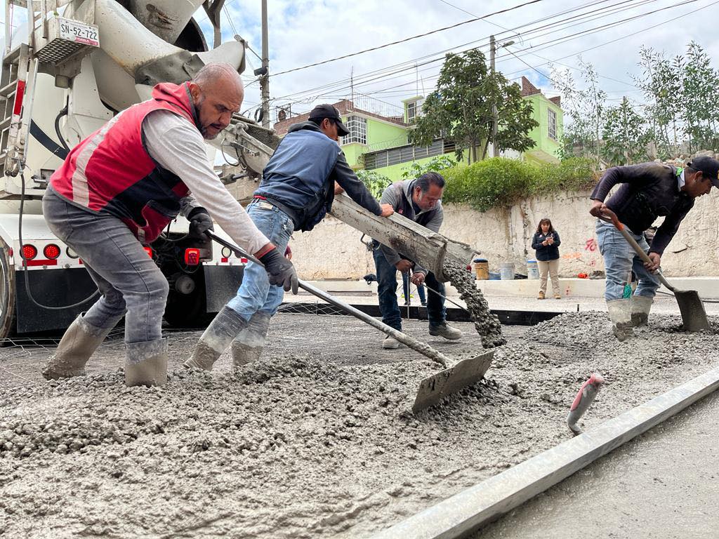 1687808053 INFRAESTRUCTURA Se realizan los trabajos de pavimentacion con concreto