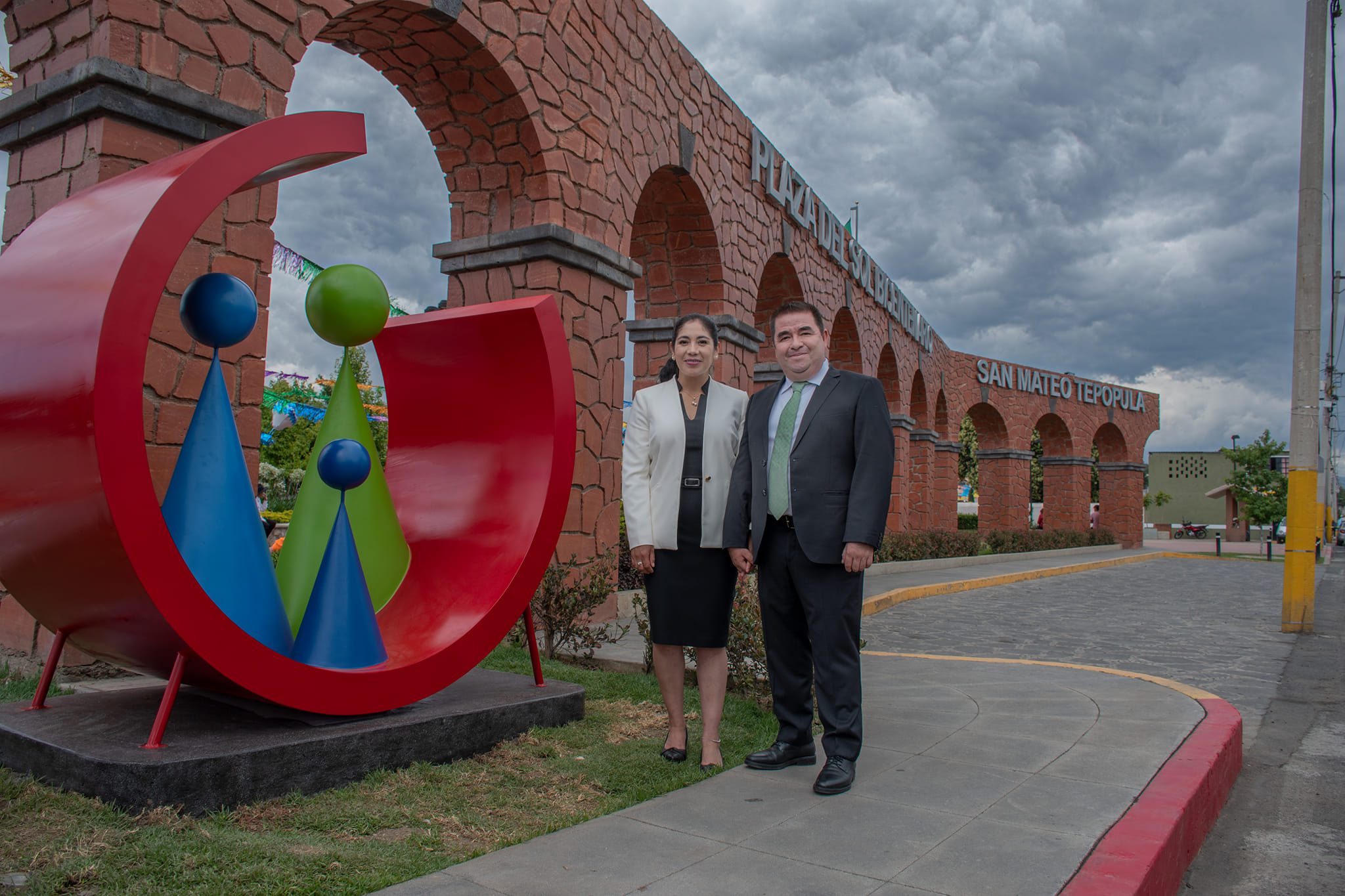 1687869273 238 Develacion de escultura de acero La familia durante las celebraciones