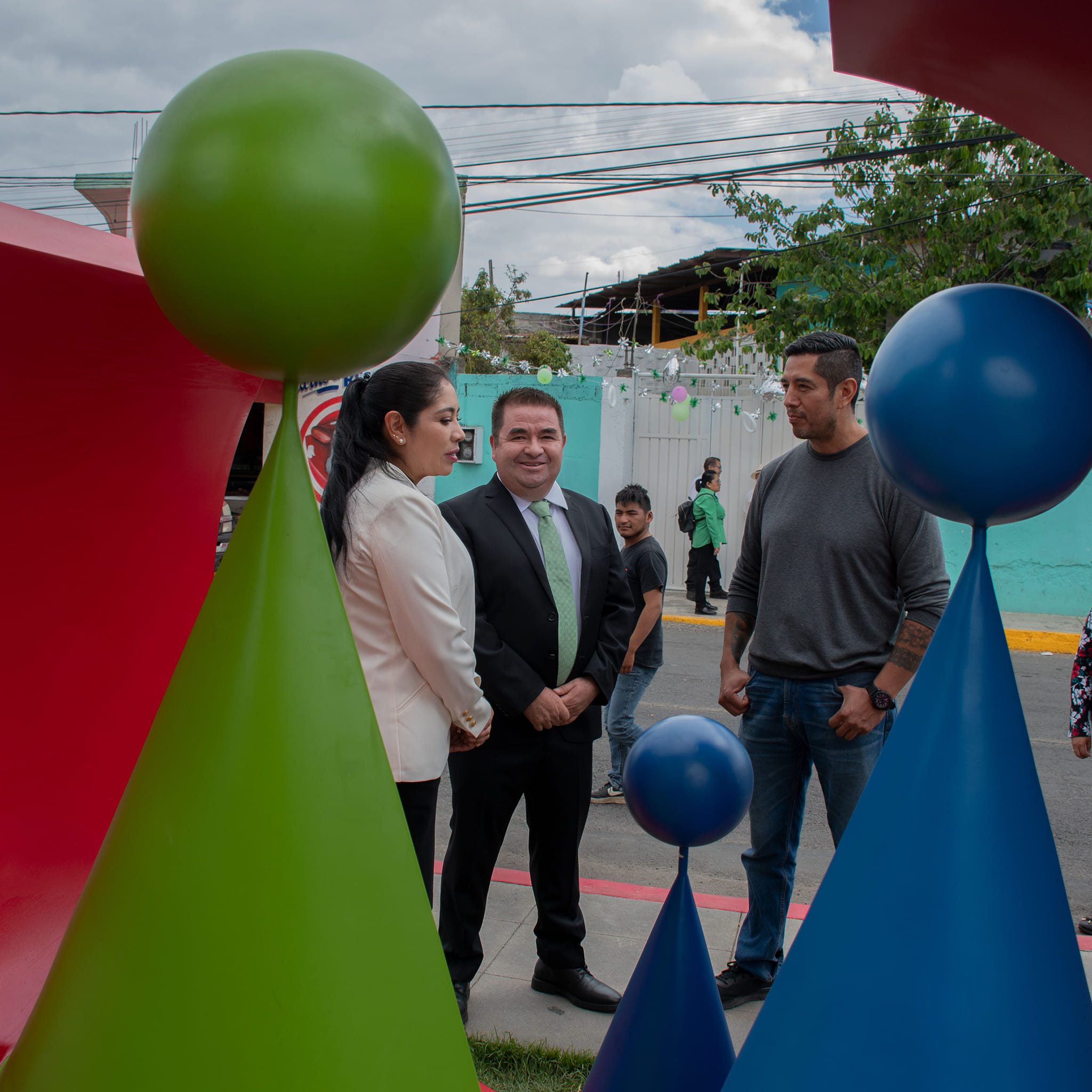 1687869278 879 Develacion de escultura de acero La familia durante las celebraciones