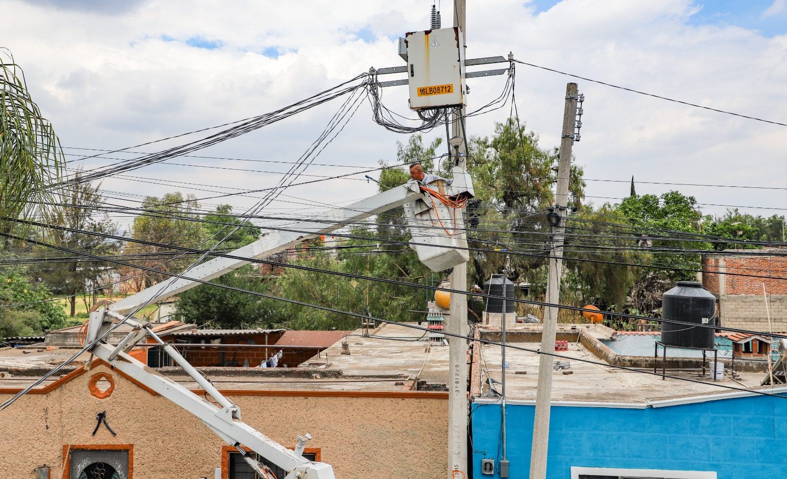 1687886437 871 Se realizaron trabajos de mantenimiento y rehabilitacion del alumbrado publico