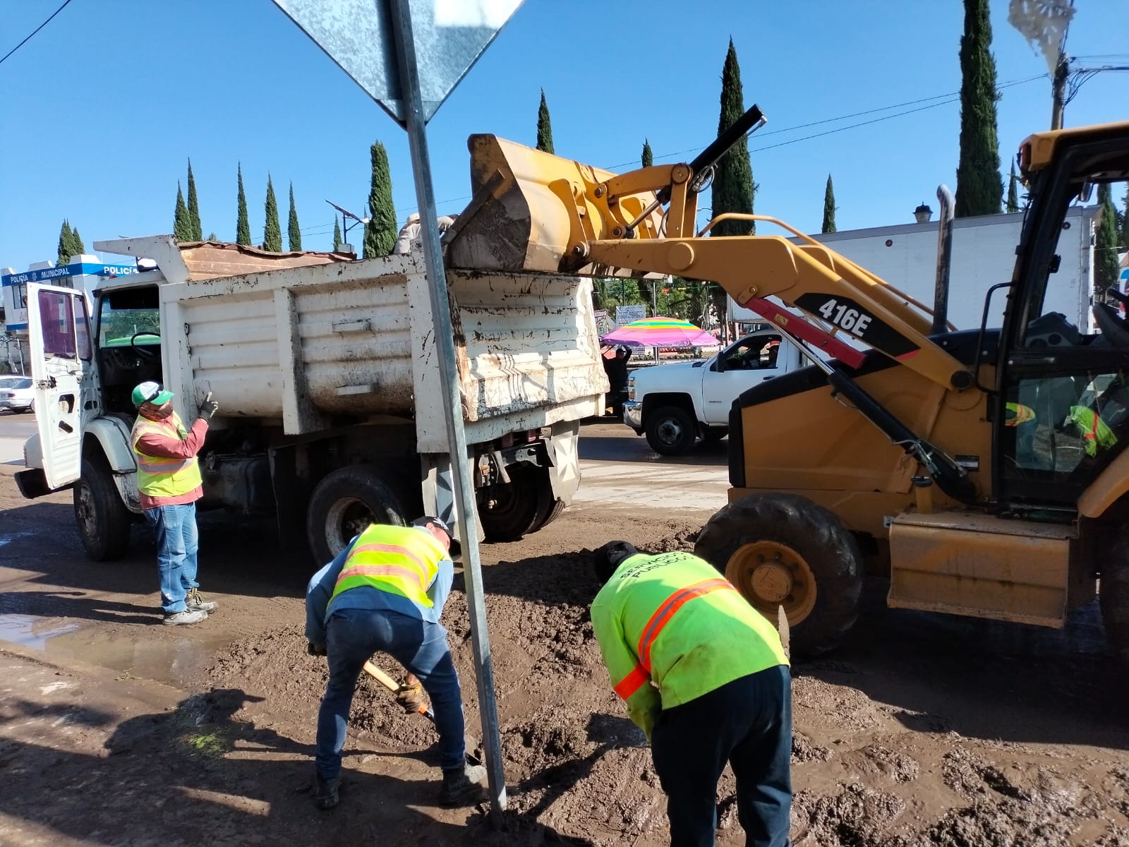 1687982202 727 Nuestros companeros de Servicios Publicos siguen desazolvando alcantarillas pluv