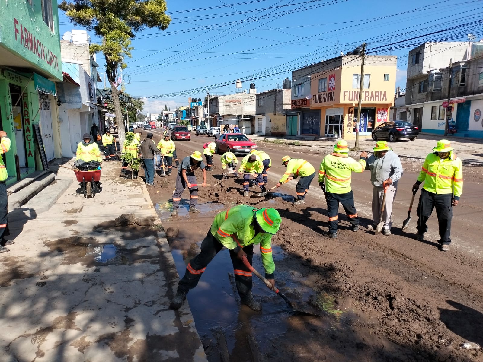 1687982208 719 Nuestros companeros de Servicios Publicos siguen desazolvando alcantarillas pluv