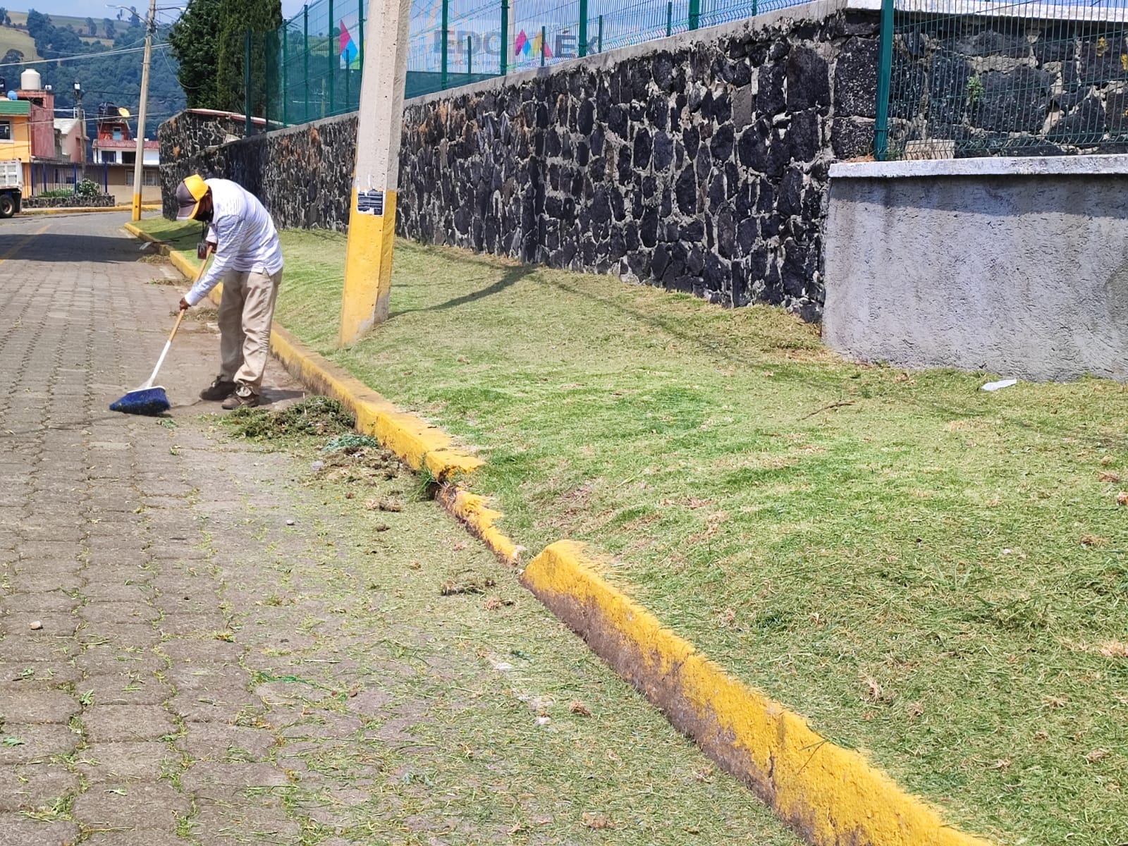 1687984345 Nuestro equipo de ServiciosPublicos realiza labores de poda en el