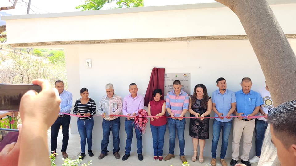 1688040438 Inauguramos sanitarios en la escuela secundaria Joaquin Velazquez de Leon