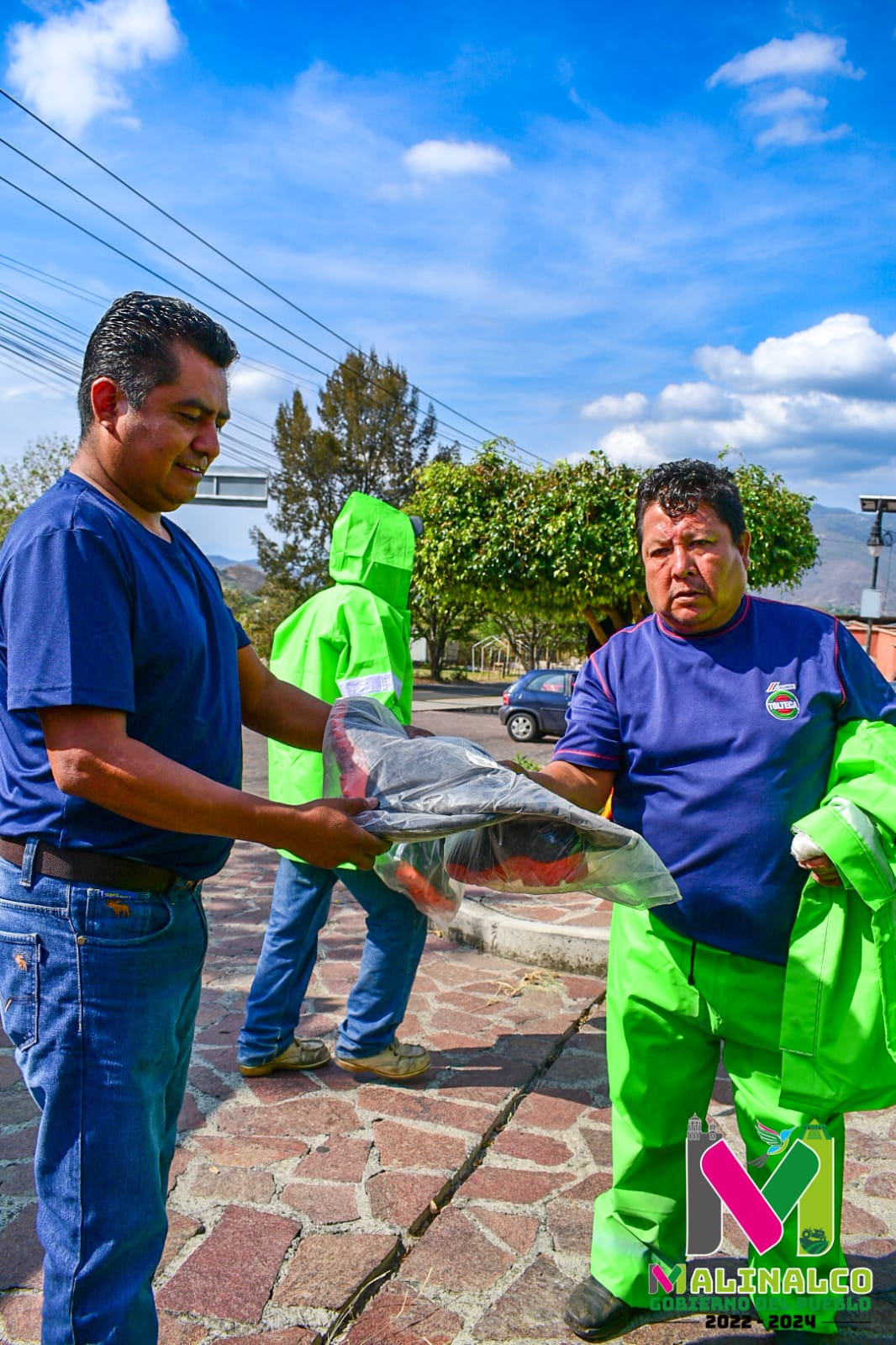 1688049929 792 El dia de hoy entregamos uniformes a nuestros companeros del