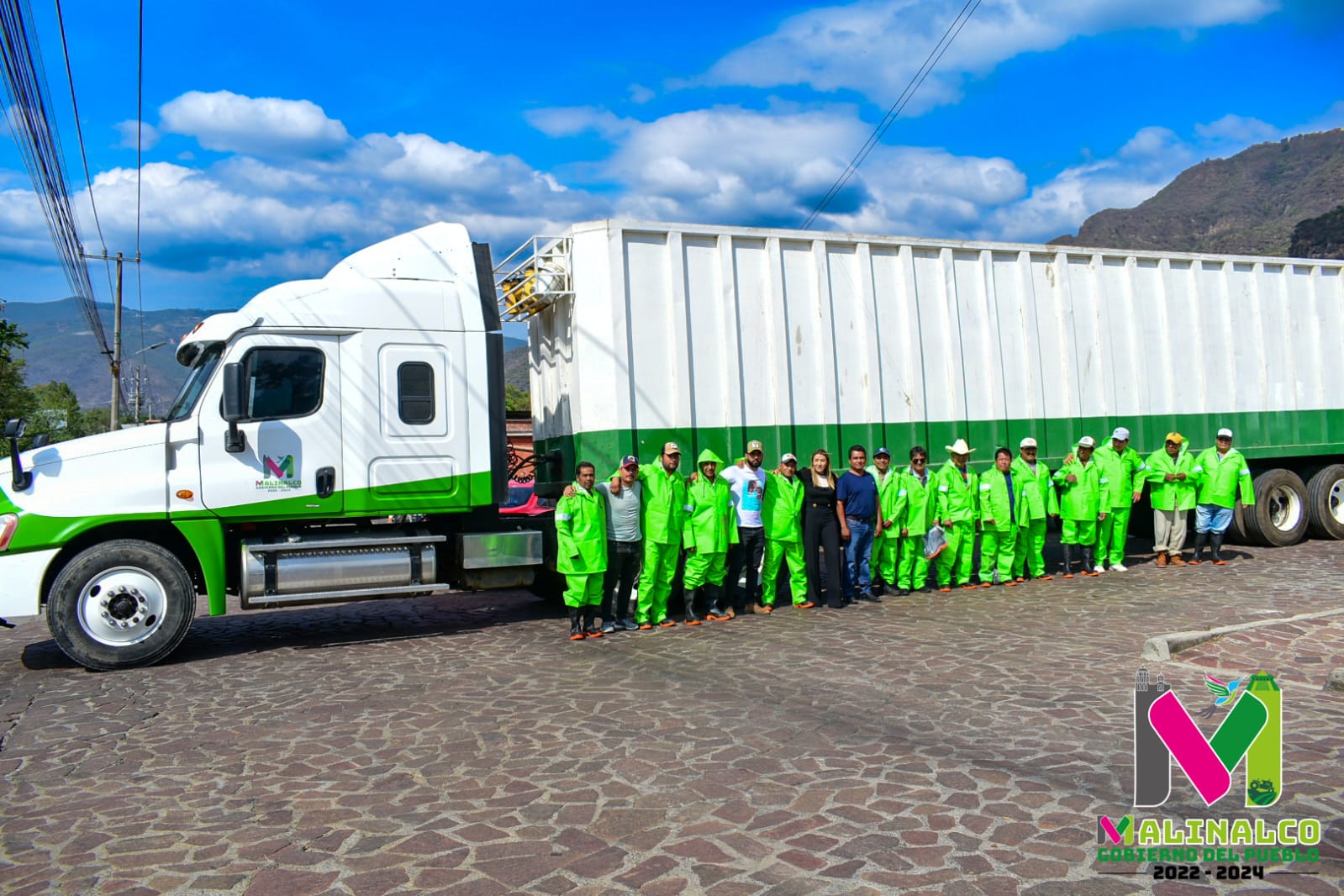 1688049999 El dia de hoy entregamos uniformes a nuestros companeros del