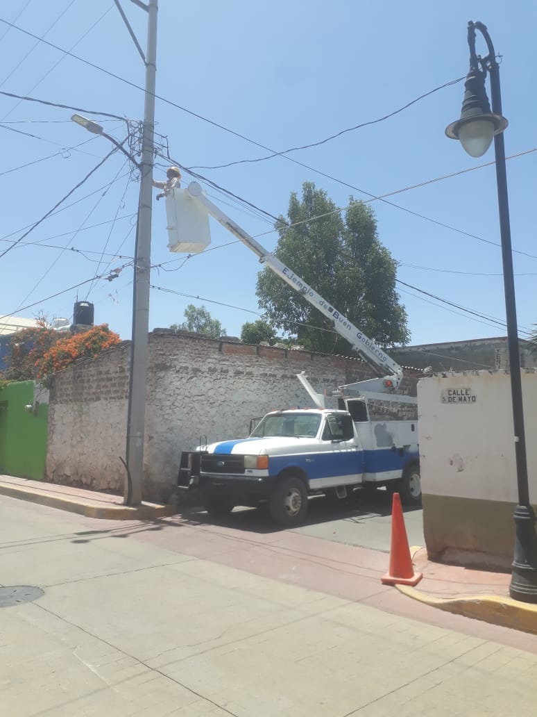 1688060133 266 ¡Brindamos mantenimiento a las luminarias de la calle 5 de