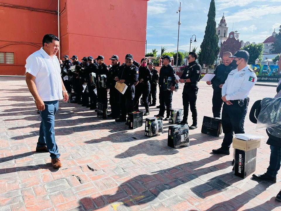 1688062889 ELEMENTOS DE SEGURIDAD CIUDADANA RECIBIERON UNIFORMES Por la dignificacion de