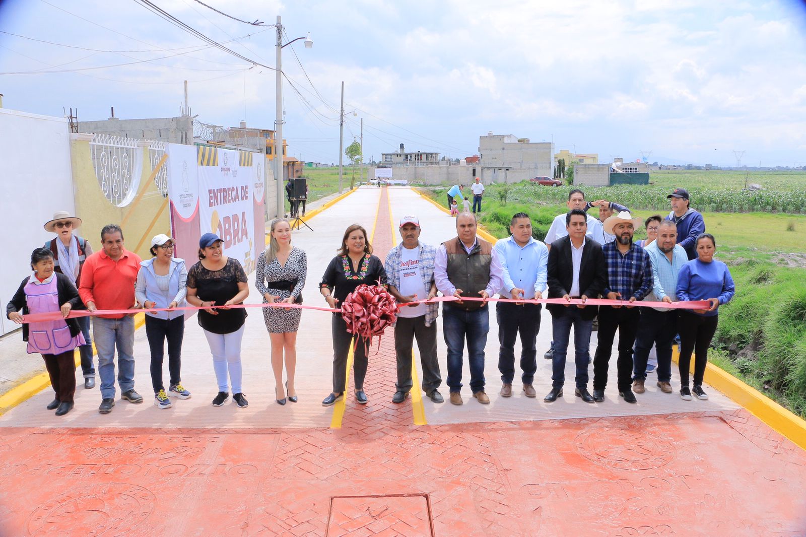 1688133683 988 Reciben vecinos de barrio La Joya pavimentacion con concreto en