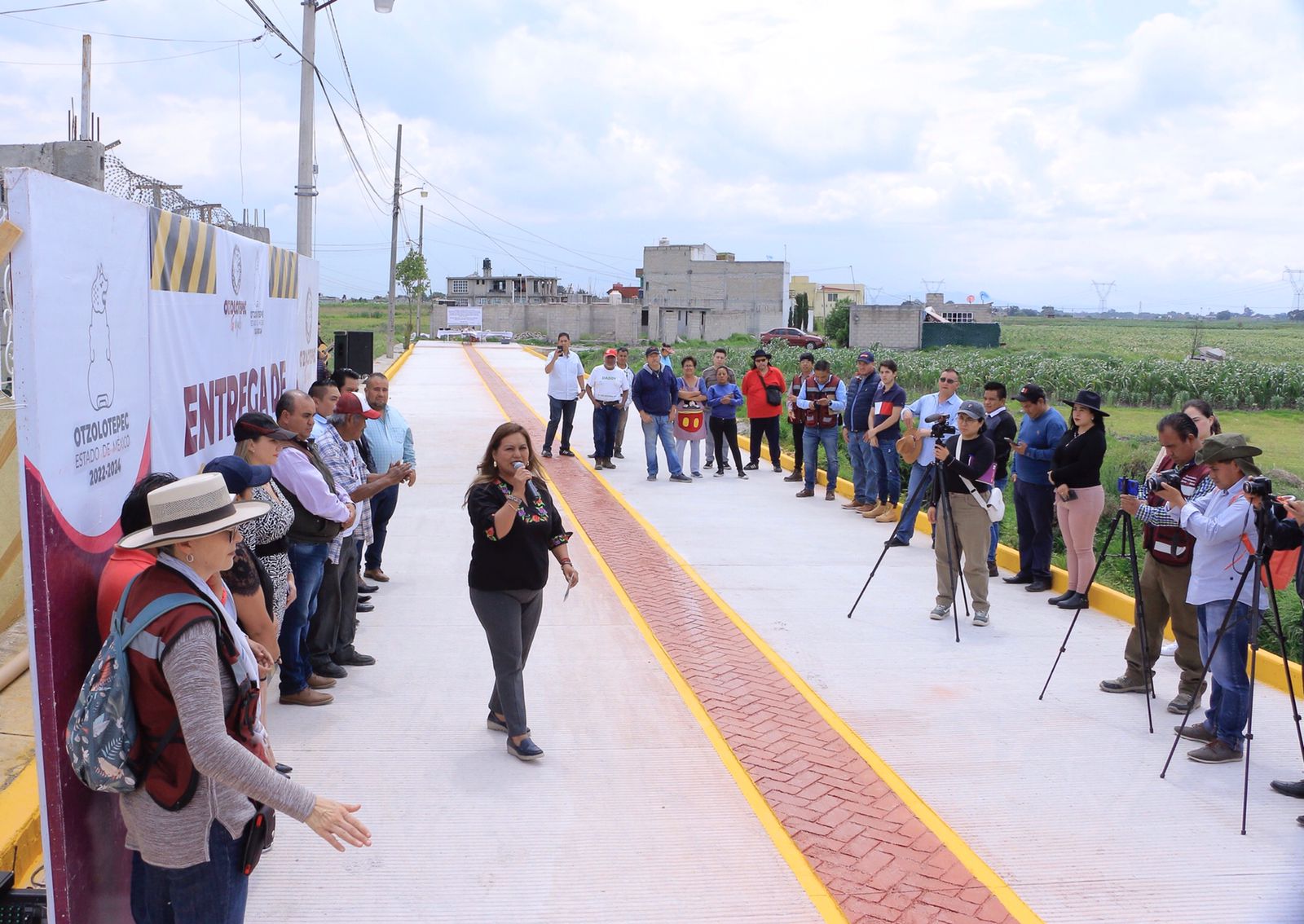 1688133692 394 Reciben vecinos de barrio La Joya pavimentacion con concreto en