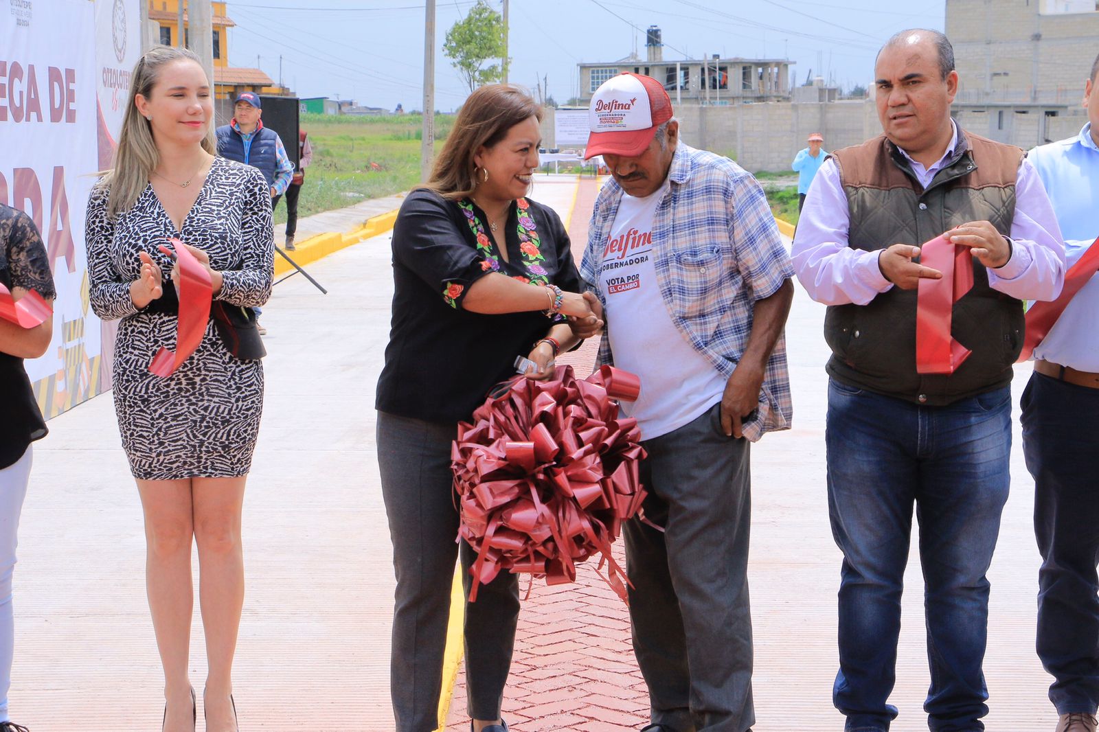 1688133700 338 Reciben vecinos de barrio La Joya pavimentacion con concreto en