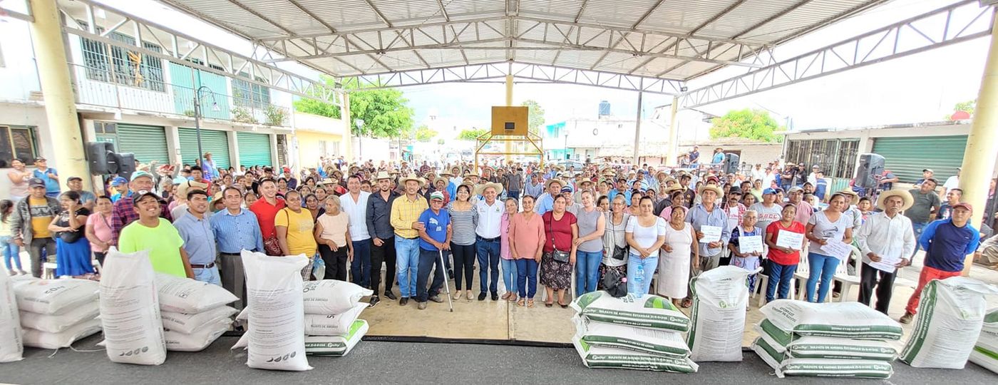 1688148886 Entrega de fertilizante en San Mateo Tlatlaya Estado de