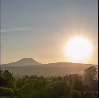 El sol se desvanece en el horizonte pintando el cielo jpg