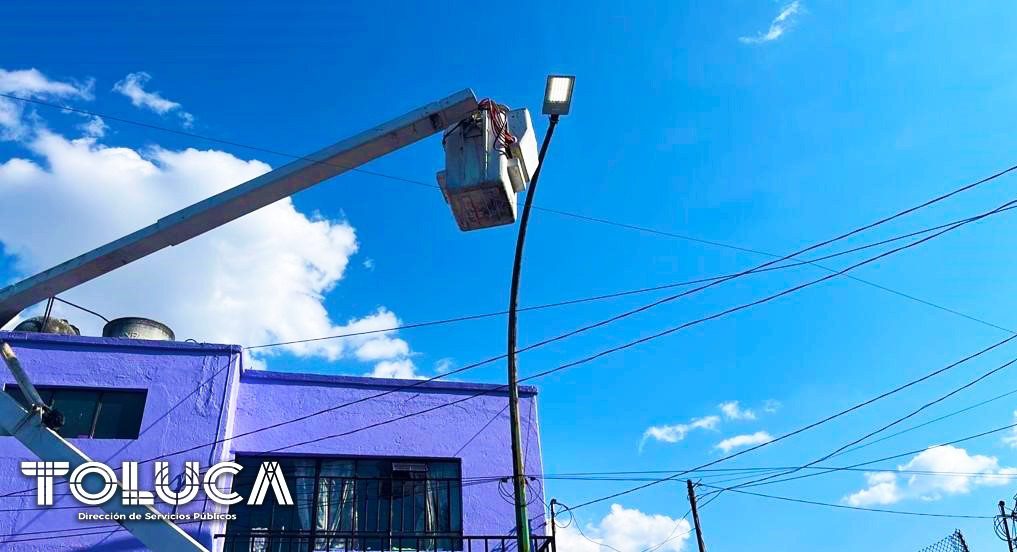 ¡Estamos IluminandoToluca para que camines con tranquilidad en las calles