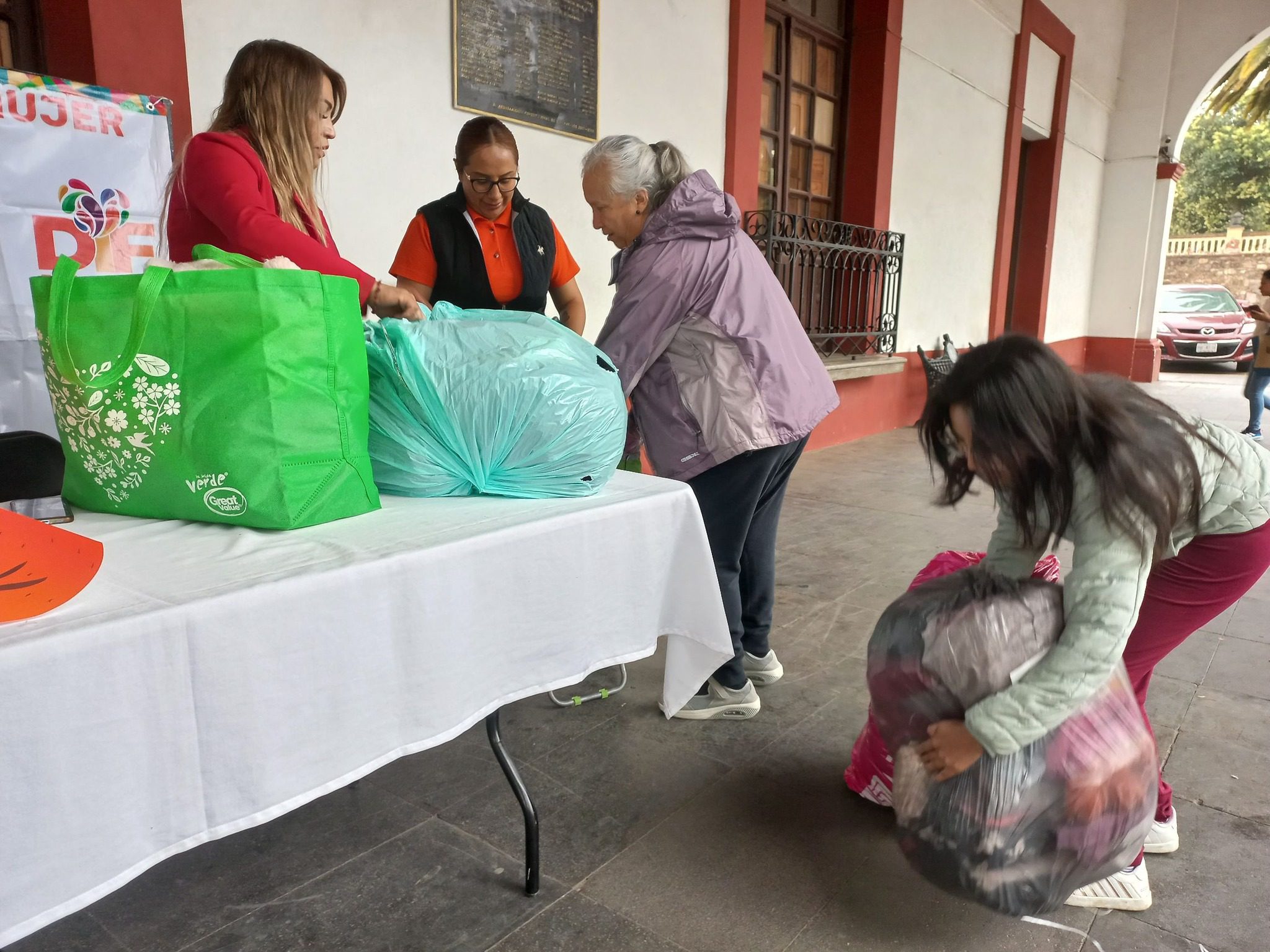 ¿Tienes ropa calzado juguetes u otros articulos en buen estado