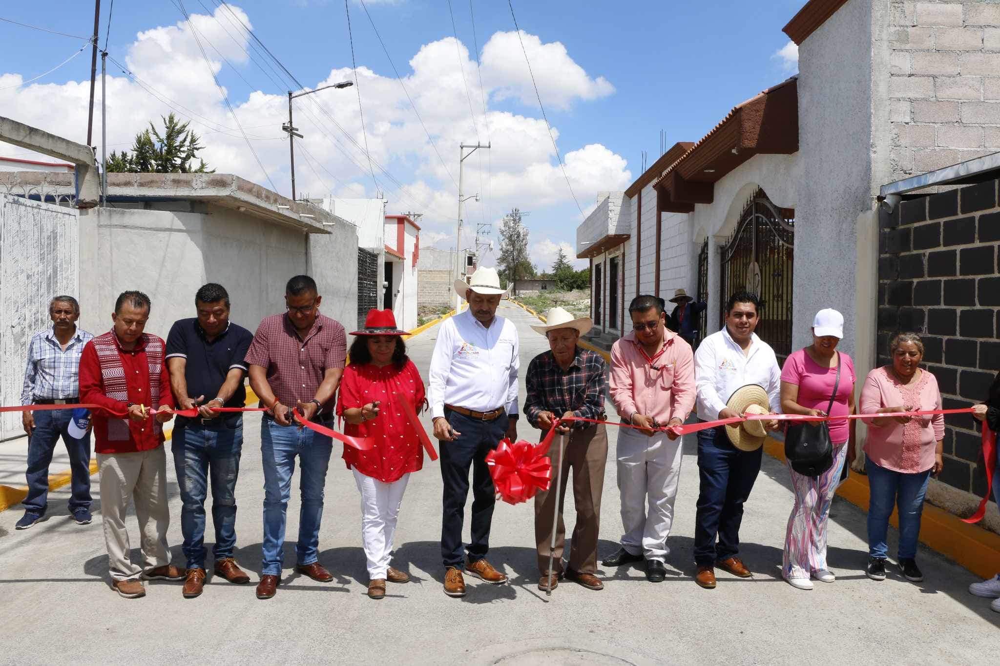 1688235806 Corte de liston por la inauguracion de la obra Pavimentacion