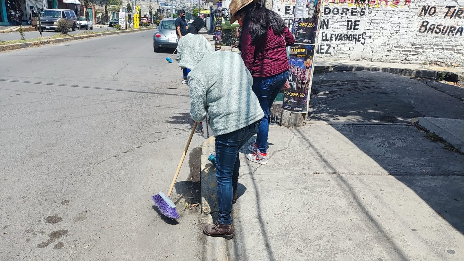 1688245523 224 LEVANTAN SERVIDORES PUBLICOS MAS DE 16 METROS CUBICOS DE BASURA