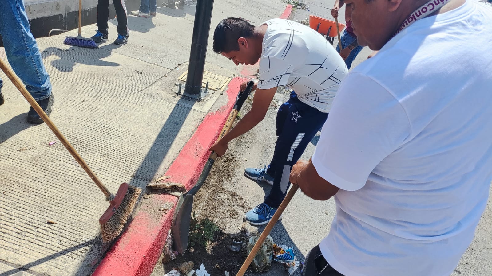 1688245541 167 LEVANTAN SERVIDORES PUBLICOS MAS DE 16 METROS CUBICOS DE BASURA