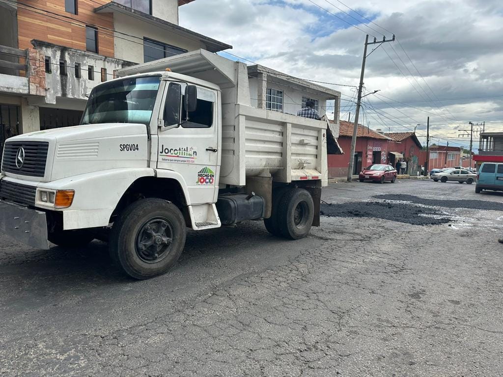 1688332991 Damos mantenimiento a las vias de comunicacion del Municipio continuamos