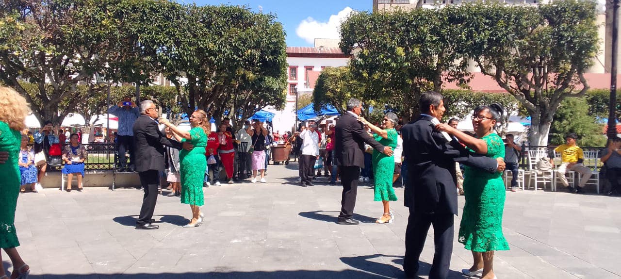 1688338163 522 DomingoCultural La plaza del jardin municipal se engalano con