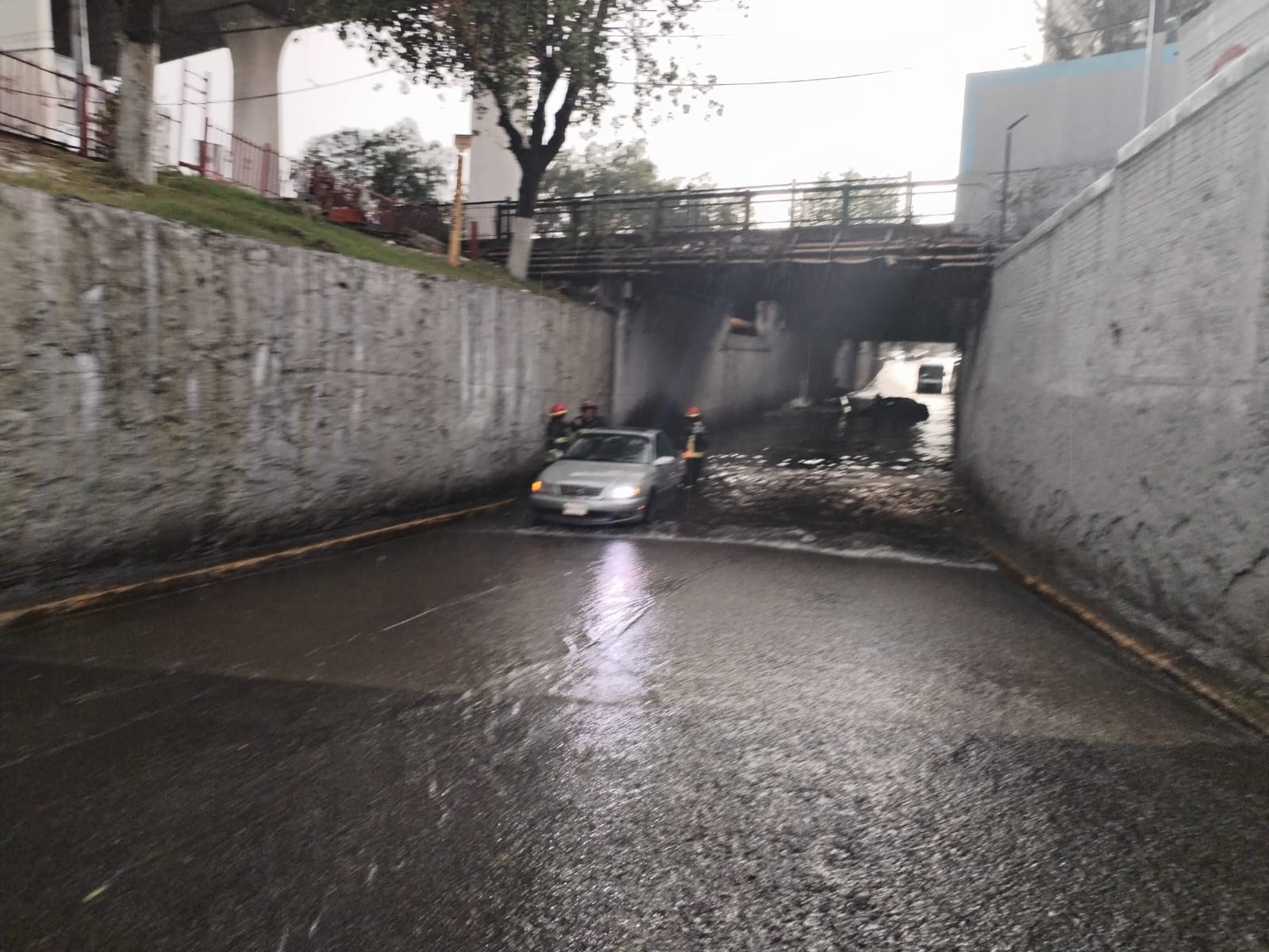 1688389348 679 Actualizacion Bomberos se encuentran laborando en bajo puente Mario Colin