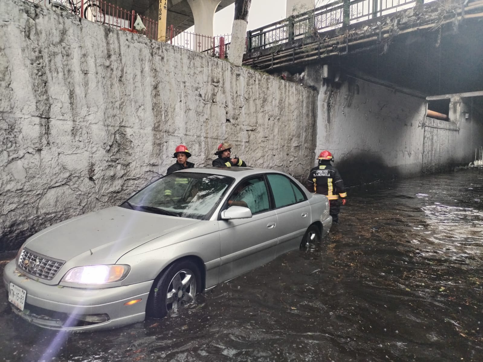 1688389355 30 Actualizacion Bomberos se encuentran laborando en bajo puente Mario Colin