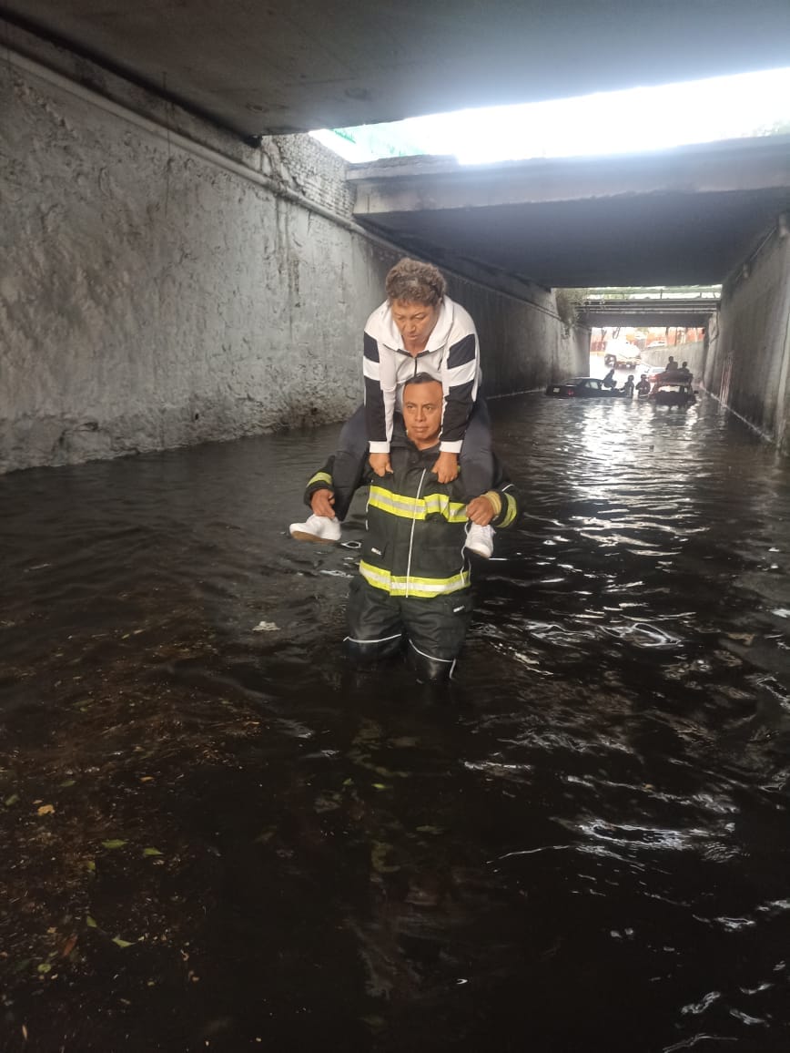 1688389403 Actualizacion Bomberos se encuentran laborando en bajo puente Mario Colin