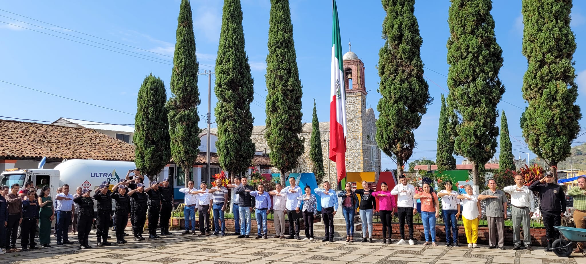 1688408431 353 Realizamos honores a la bandera y entregamos herramientas de trabajo