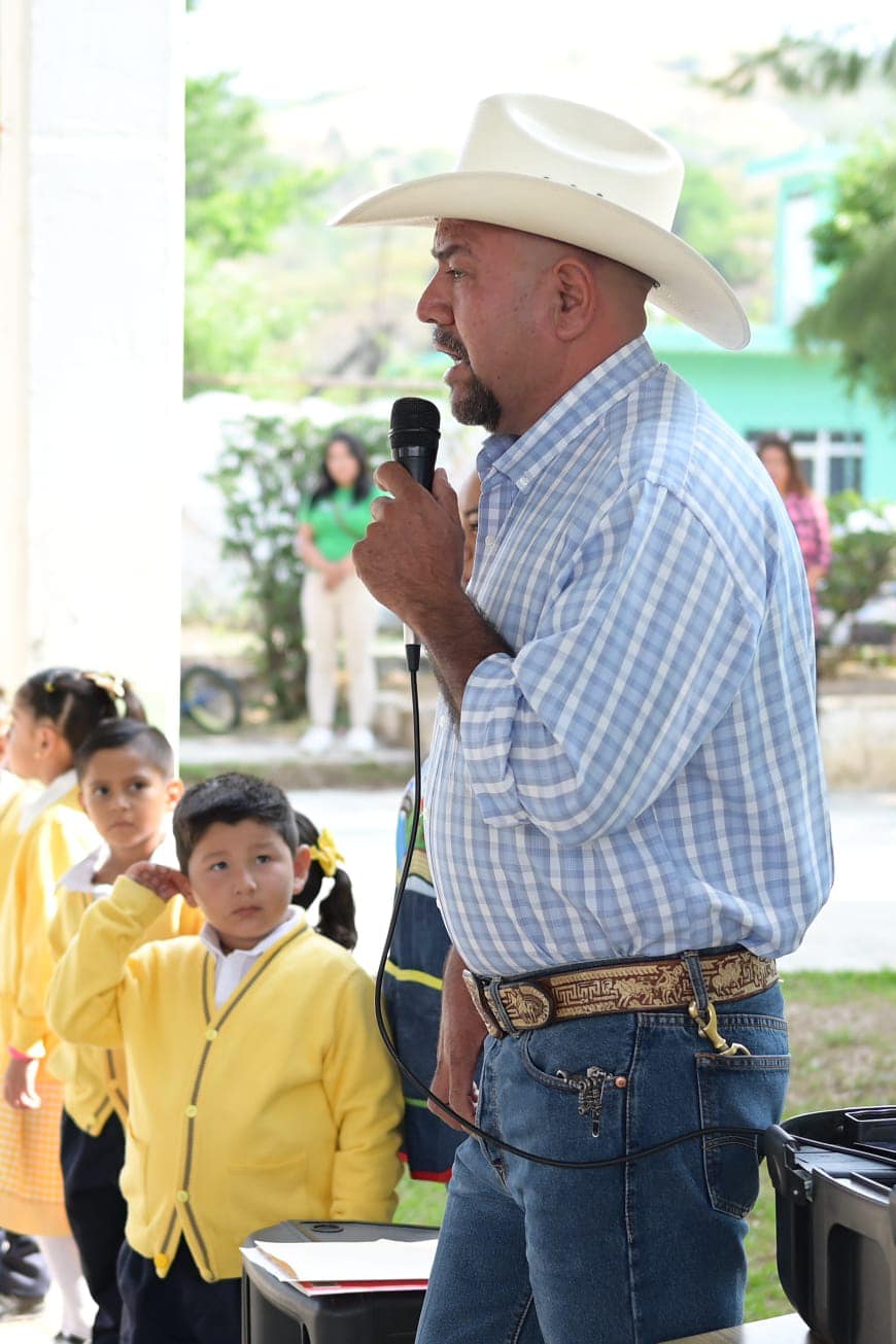 1688415754 812 Educacion Se realizan Honores a la bandera en la