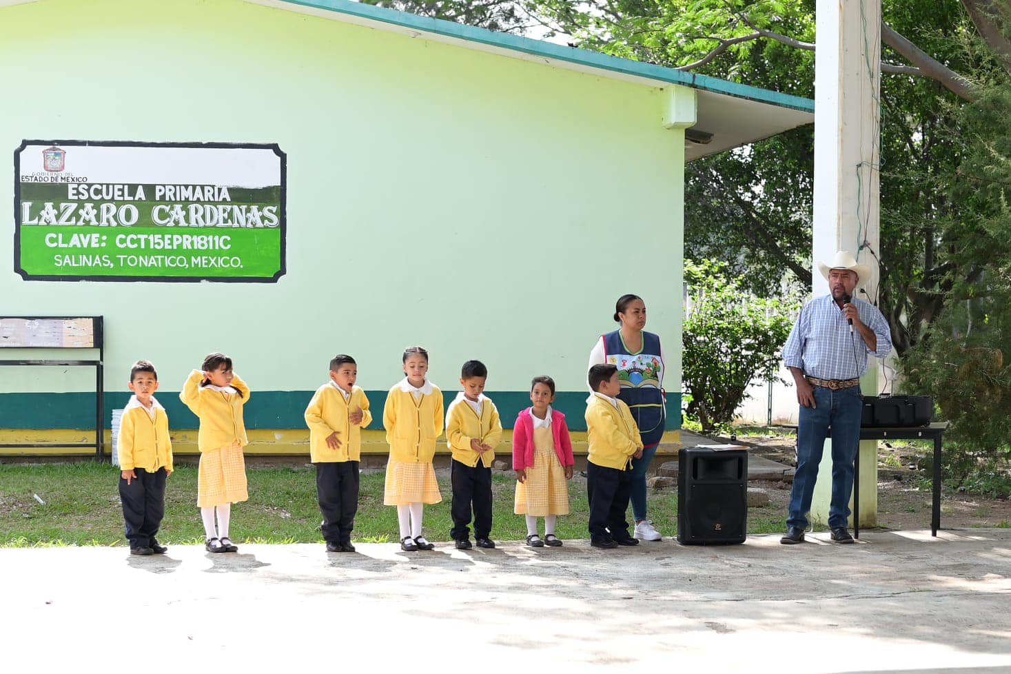 1688415760 907 Educacion Se realizan Honores a la bandera en la