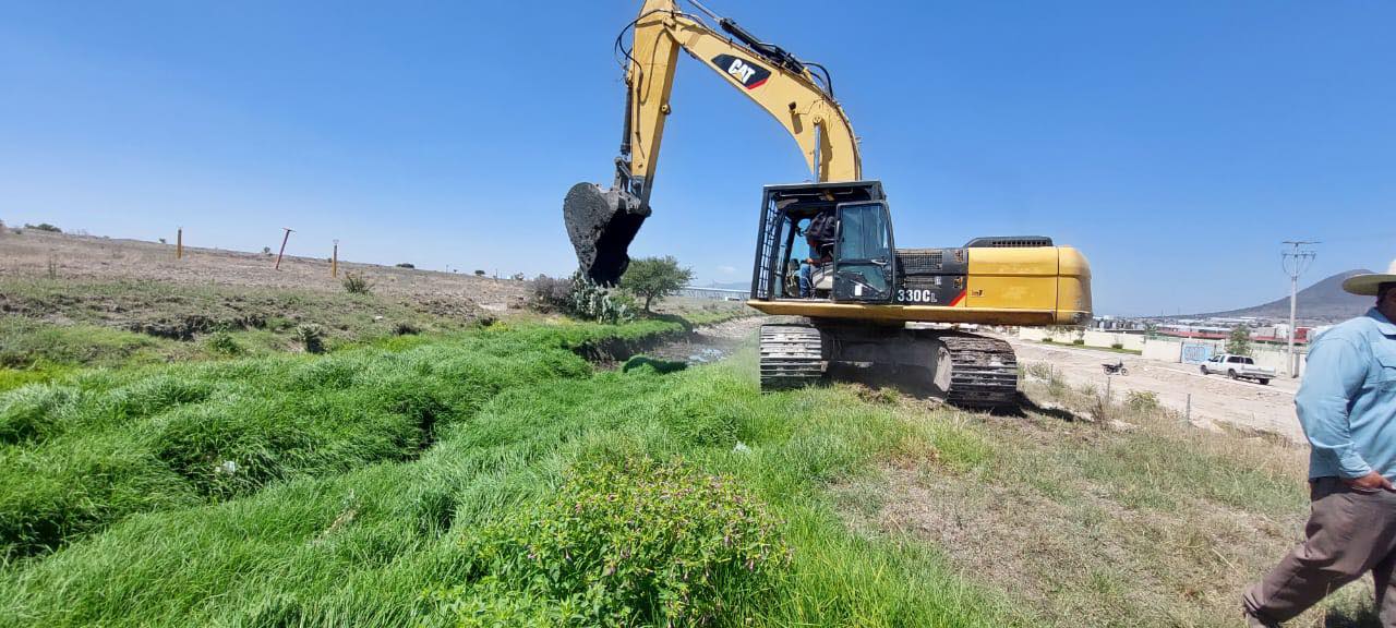 1688421144 969 Con la intervencion de una excavadora hidraulica estamos realizando los