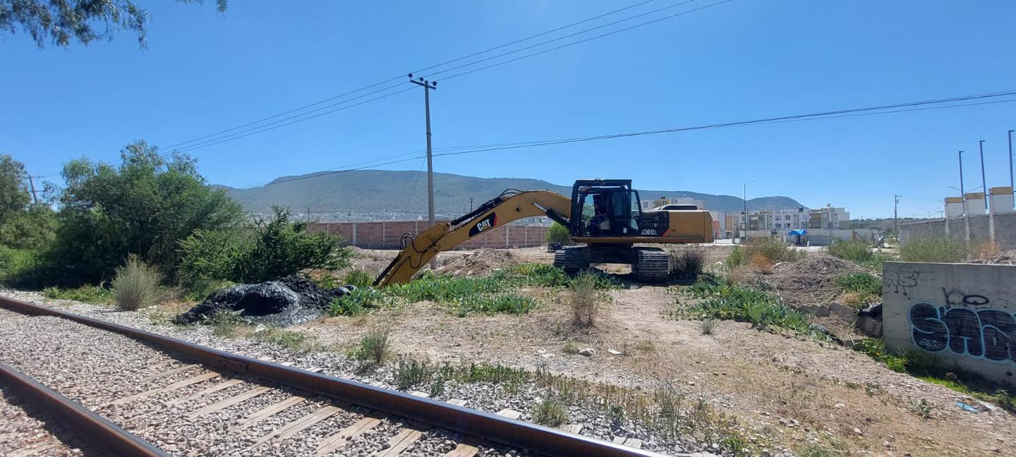 1688421151 723 Con la intervencion de una excavadora hidraulica estamos realizando los