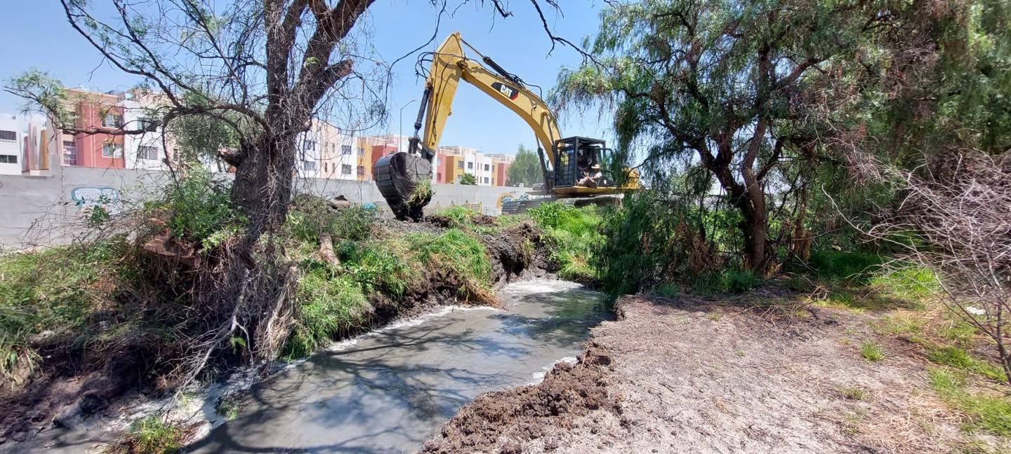 1688421157 958 Con la intervencion de una excavadora hidraulica estamos realizando los