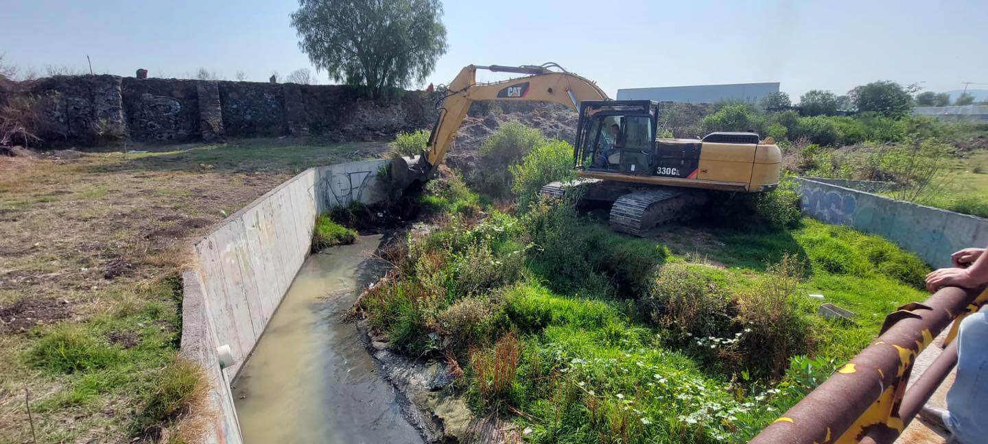 1688421212 Con la intervencion de una excavadora hidraulica estamos realizando los