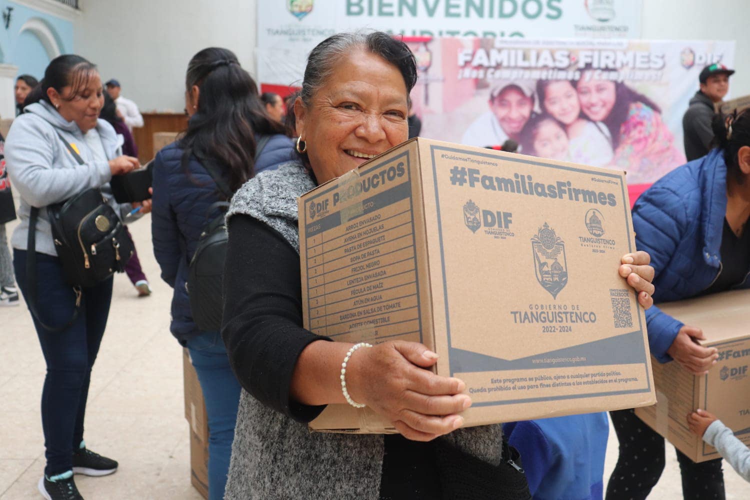 1688497517 Las beneficiarias de cabecera municipal recibieron la canasta alimentaria Famil