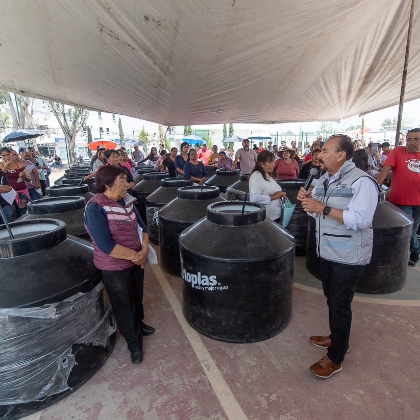 1688511319 705 Se llevo a cabo la entrega de tinacos para seguir