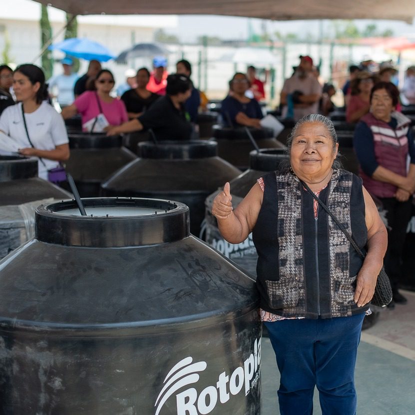 1688511376 Se llevo a cabo la entrega de tinacos para seguir