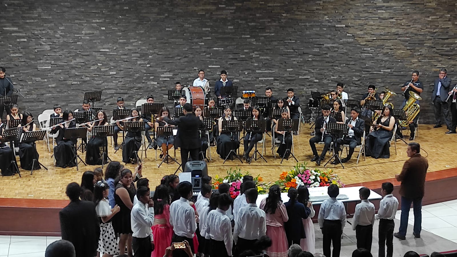 1688559278 372 Imagenes del concierto que cerro las actividades por el VIII